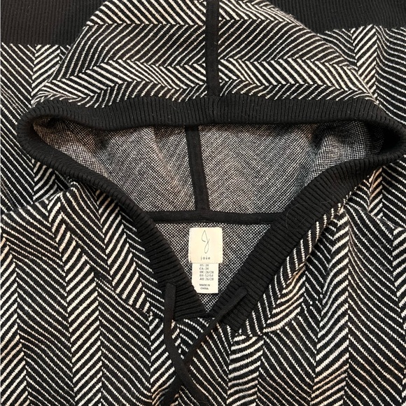 Joie Black and White Chevron Hooded Sweater. Size 3X. - Picture 4 of 7